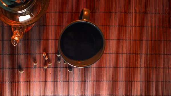 Tè nero in una teiera di vetro. Tè appena preparato, bevanda calda deliziosa e sana. — Foto Stock