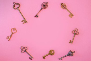 Farklı kilitlerden çok farklı eski anahtarlar, kaotik bir şekilde dağınık, düz yatıyordu..