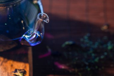 Çaydanlıkta mavi Tayland çayı. Taze demlenmiş çay, lezzetli ve sağlıklı bir içecek. Mat 'te sıcak içecek,