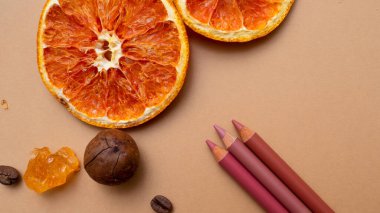 Doğal makyaj malzemeleri, dudak kalemi.