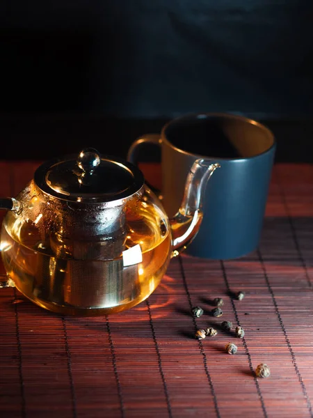 Té negro en una tetera de vidrio. Té recién hecho, deliciosa y saludable bebida caliente. — Foto de Stock