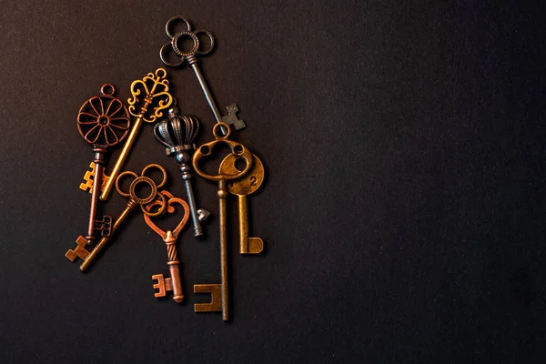 다양 한 자물쇠에서 다양 한 오래 된 키들, 체형으로 흩어져, — 스톡 사진