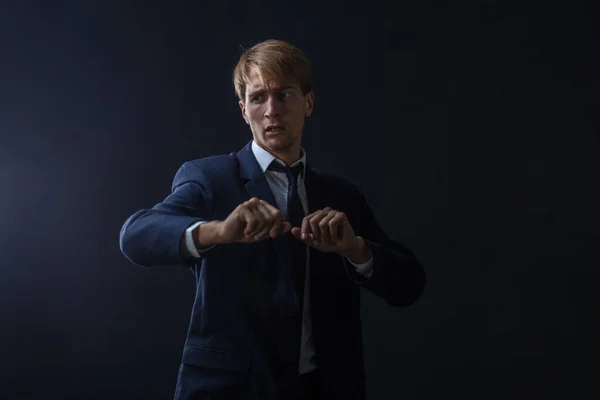 Basta, un joven hombre de negocios con traje y corbata hace un gesto de protesta. — Foto de Stock