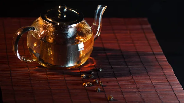 Té negro en una tetera de vidrio. Té recién hecho, deliciosa y saludable bebida caliente. — Foto de Stock