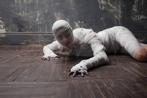 Scary mummy creeps on you. The girl with the bandage Crawling on the floor — Stock Photo, Image