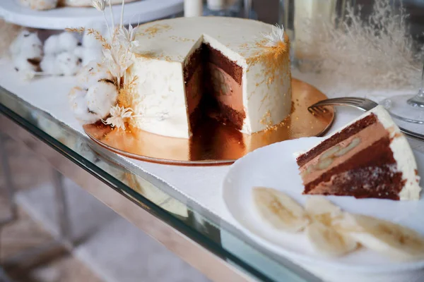 Schöne Hochzeitstorte Schokolade mit Schokoladencreme innen und Bananenfüllung, — Stockfoto