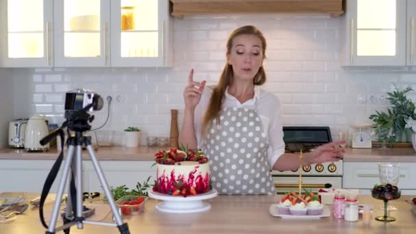 Blogger cukrász csinál egy videó leckét főzés egy torta. — Stock videók