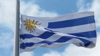 Uruguay bayrağı rüzgarda dalgalanıyor. Mavi gökyüzüne karşı ulusal bayrak,