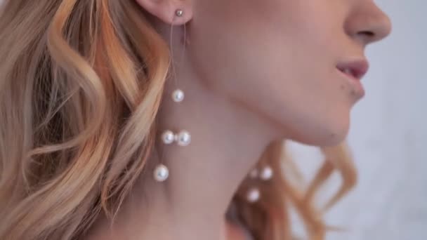 Schöne elegante Braut in einem schlichten weißen Hochzeitskleid — Stockvideo