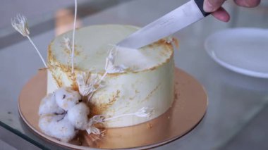Kremalı ve kivili güzel bir düğün pastası, masa düzenleme ve tabakta bir dilim pasta..