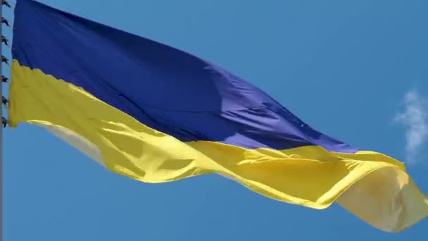 Ukrainska flaggan fladdrar i vinden. Nationell flagga mot en blå himmel, — Stockvideo