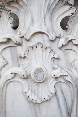 İstanbul 'da, Türkiye' de, duadan önce abdest, abdestler için güzel bir mermer çeşme. Oyulmuş beyaz mermer.