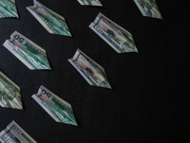 Dolar banknotlarından yapılmış kağıt uçaklar, nakit akışı konsepti. Küresel mali kriz,