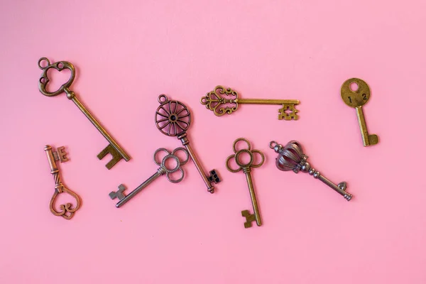 Wiele różnych starych kluczy z różnych zamków, rozproszone chaotycznie, płaski leżał. — Zdjęcie stockowe