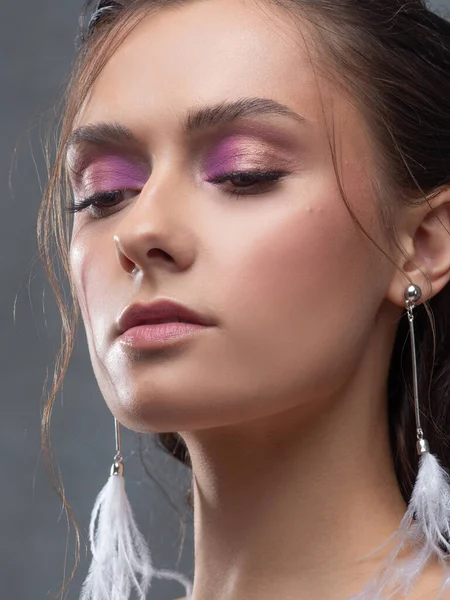 Stilvolle und elegante Braut im modernen Anzug, Porträt. Make-up in Rosatönen, — Stockfoto