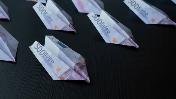 Avro banknotlarından yapılmış kağıt uçaklar, nakit akışı kavramı. — Stok fotoğraf