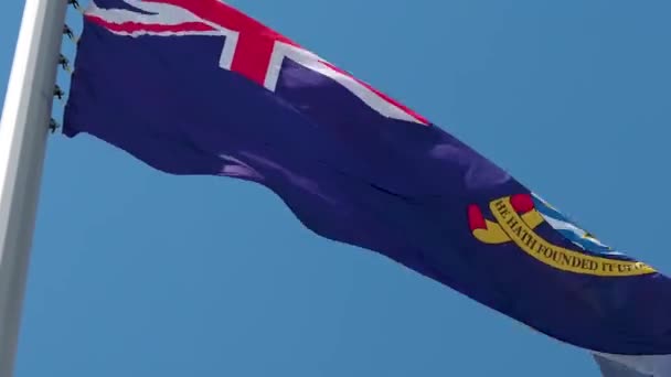 Caymanöarna flagga fladdrar i vinden. Nationell flagga mot en blå himmel, — Stockvideo