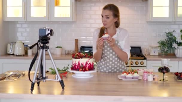 Blogger patiserie bucătar face o lecție video despre gătit un tort . — Videoclip de stoc