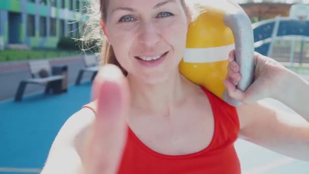 Genç bayan sporcu antrenman yapıyor, açık havada bir su ısıtıcısıyla antrenman yapıyor.. — Stok video