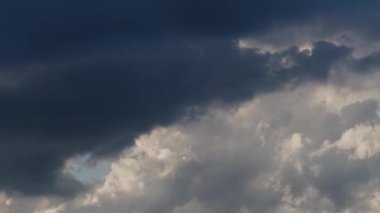 Mavi gökyüzü. Güzel Cumulus bulutları gökyüzünde uçuyor,