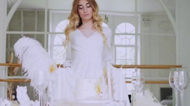 Beyaz gelinlik içinde zarif bir gelin.