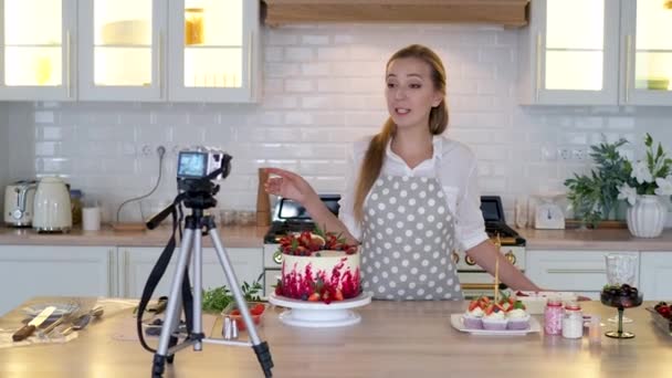 Blogger bakverk kock gör en video lektion om matlagning en tårta. — Stockvideo