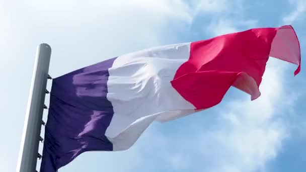 Franse vlag wapperend in de wind. Nationale vlag tegen een blauwe lucht, — Stockvideo