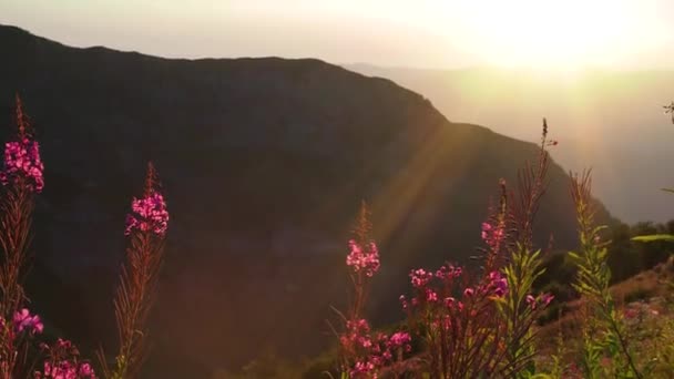 Coucher de soleil dans les montagnes. Beau paysage de montagne, terrain différent, — Video