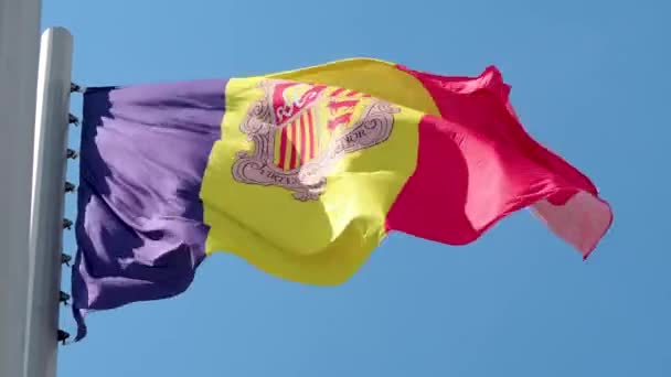 Andorras flagga fladdrar i vinden. Nationell flagga mot en blå himmel, — Stockvideo