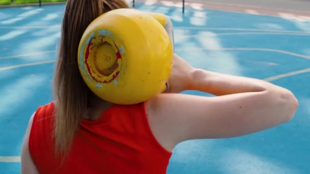 Başlayın. Genç bayan sporcu antrenman yapıyor, açık havada bir su ısıtıcısıyla antrenman yapıyor.. — Stok video