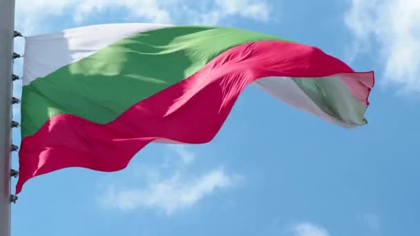 Bulgariska flaggan fladdrar i vinden. Nationell flagga mot en blå himmel, — Stockvideo