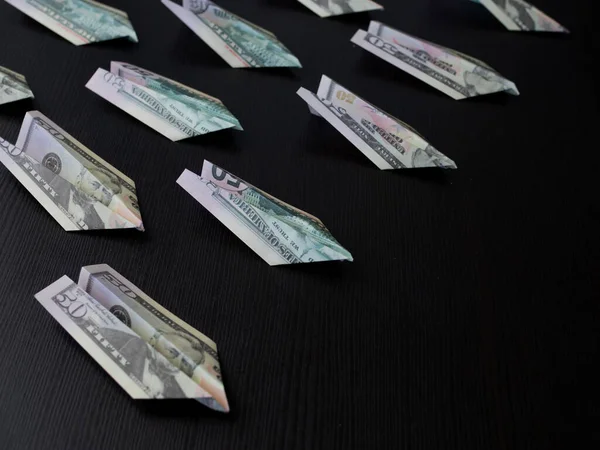 Aviões de papel feitos de notas de dólar, usd conceito de fluxo de caixa. — Fotografia de Stock