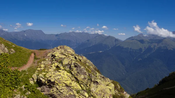Красивий гірський пейзаж з скелею — стокове фото