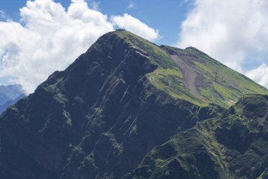 Güzel dağ manzarası. Yüksek dağ kitlesi,