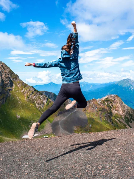 Superhjälten hoppar i bergen mot himlen. Ambition och syfte, koncept. — Stockfoto