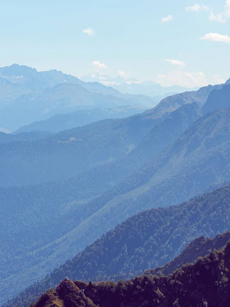 Bellissimo paesaggio montano. Massiccio di alta montagna, — Foto Stock