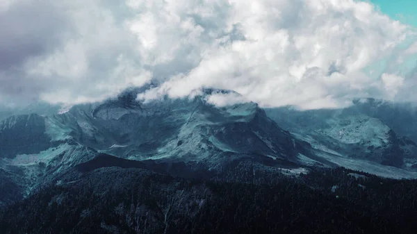 Hermoso paisaje de montaña. Macizo de alta montaña, —  Fotos de Stock