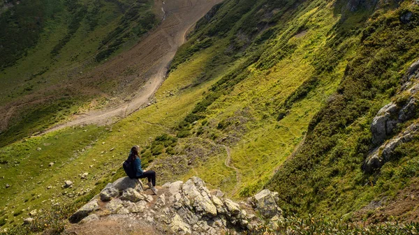 Eenheid met de natuur. Wandelen in de bergen. Jonge vrouw op reis in de bergen, — Stockfoto