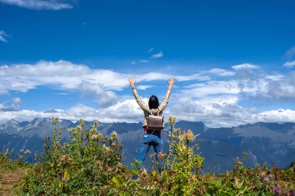 Omfamna världen. Lycklig ung kvinna reser i bergen. — Stockfoto