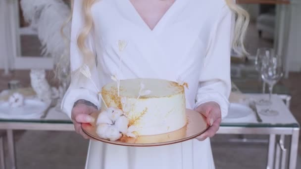 Όμορφη κομψή νύφη σε ένα απλό λευκό νυφικό — Αρχείο Βίντεο