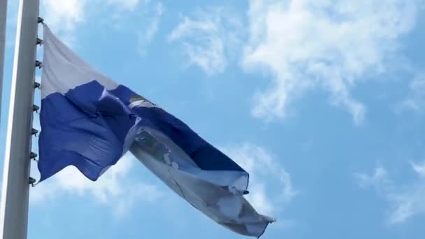San Marino bayrağı rüzgarda dalgalanıyor. Mavi gökyüzüne karşı ulusal bayrak, — Stok video
