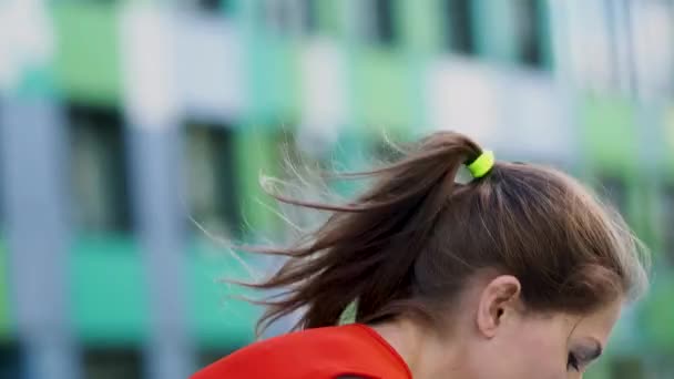 Jonge vrouwelijke atleet doen workout, training met een kettlebell in de open lucht. — Stockvideo