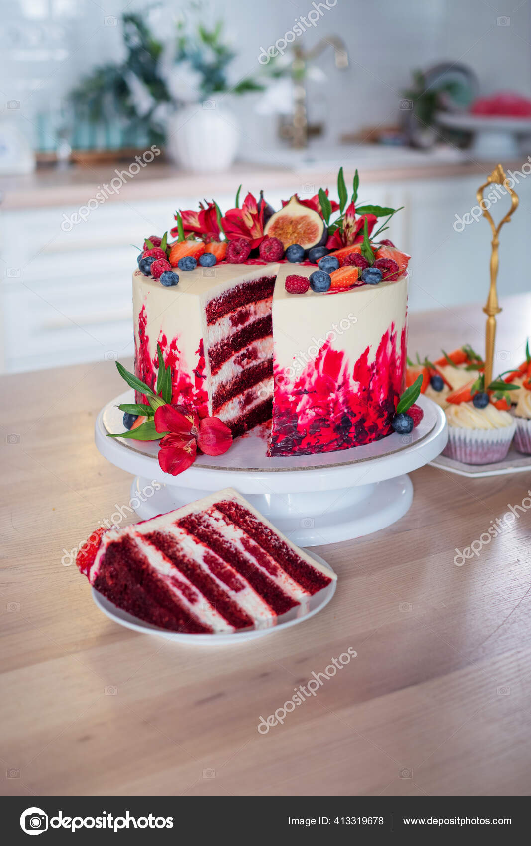 Grande bolo de veludo vermelho bonito, com flores e bagas em cima. Fatia em  um prato, sobremesa. — Foto © KrisCole #413319678, image size:1067x1700