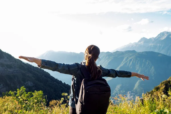 Unidad con la naturaleza, una joven turista en las montañas. Brazos para abrazar el horizonte. — Foto de Stock