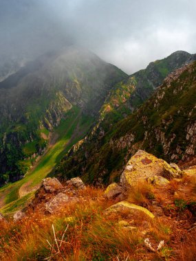 Güzel dağ manzarası. Yüksek dağ kitlesi,