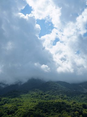 Güzel dağ manzarası. Yüksek dağ kitlesi,