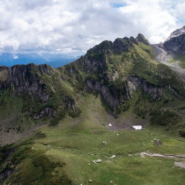 Destansı dağ manzarası. Dağlardaki, tepelerdeki ve vadilerdeki güzel doğal arazi,