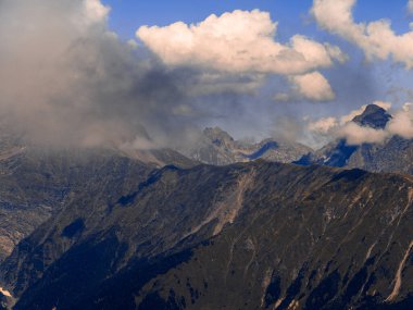 Güzel dağ manzarası. Yüksek dağ kitlesi,