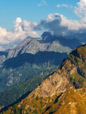 Güzel dağ manzarası. Yüksek dağ kitlesi,