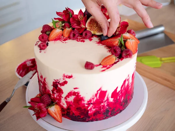 요리와 케이크 장식에 크림을 섞어 먹는다. 부엌에서 붉은 벨벳 케이크 장식을 하고 있는 젊은 여자 페이스트리 요리사 — 스톡 사진